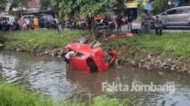 Kondisi mobil Daihatsu Ayla tercebur ke Sungai pinggir Jalan Raya Tambakrejo, Kecamatan/ Kabupaten Jombang, sebelum dievakuasi petugas.