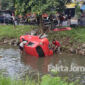 Kondisi mobil Daihatsu Ayla tercebur ke Sungai pinggir Jalan Raya Tambakrejo, Kecamatan/ Kabupaten Jombang, sebelum dievakuasi petugas.