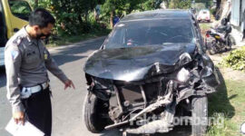 Kondisi mobil Avanza setelah dievakuasi dari posisi terguling di Jalan Raya Desa Catakgayam, Kecamatan Mojowarno, Kabupaten Jombang, Minggu (18/4/2021).