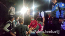 Kasat Resnarkoba Polres Jombang AKP Moch Mukid, saat mengibau sejumlah pemuda sedang berkumpul di area parkir (terminal) wisata religi makam Gus Dur, Selasa (20/4/2021) malam.