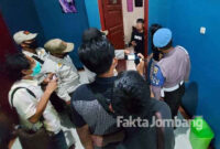 Petugas gabungan saat mengecek setiap kamar hotel di Kabupaten Jombang.