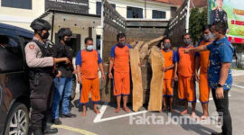 Para terduga pelaku pencurian kayu jati, saat diamankan di Polres Jombang.