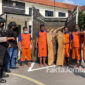 Para terduga pelaku pencurian kayu jati, saat diamankan di Polres Jombang.