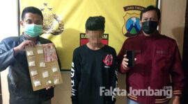Tersangka AEW saat dirilis polisi beserta barang bukti, di Polsek Peterongan, Jombang.