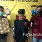 Tersangka AEW saat dirilis polisi beserta barang bukti, di Polsek Peterongan, Jombang.