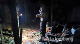 Polisi saat menggelar olah TKP di dalam rumah korban yang meledak.