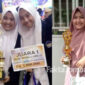 Peserta didik Yayasa Budi Utomo, Gadingmangu, Kecamatan Perak, Jombang, dengan bangga menampilkan trophy dan piagam lomba yang dijuarainya.