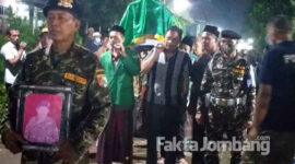 Jenazah diangkat dan diiringi rekan se-organisasinya menuju Tempat Pemakaman Umum (TPU) Desa Deukuhdimoro, Kecamatan Mojoagung, Kabupaten Jombang.