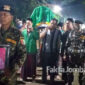 Jenazah diangkat dan diiringi rekan se-organisasinya menuju Tempat Pemakaman Umum (TPU) Desa Deukuhdimoro, Kecamatan Mojoagung, Kabupaten Jombang.