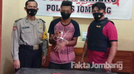 Tersangka Muhammad Amin alias Saleho saat diamankan di Polsek Bareng, Jombang, dengan barang buktinya.