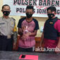 Tersangka Muhammad Amin alias Saleho saat diamankan di Polsek Bareng, Jombang, dengan barang buktinya.