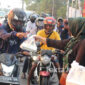 Pelaksanaan kegiatan berbagi takjil Komunitas Sahabat Gus Fat bekerjasama dengan Bolo Dewe Jombang, di Jomplangan, Kaliwungu, Jombang.