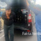 Tersangka kasus penipuan dan penggelapan saat tiba di Polres Jombang, setelah ditangkap di wilayah Kecamatan Kandangan, Kabupaten Kediri.