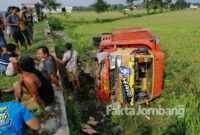 Kondisi truk terguling di area persawahan Bypas Mojoagung, Kabupaten Jombang, sebelum dievakuasi petugas.