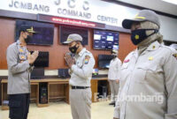 Wakapolres Jombang Kompol Ari Trestiawan, beramah tamah dengan dua ASN yang naik pangkat usai upacara.