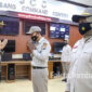 Wakapolres Jombang Kompol Ari Trestiawan, beramah tamah dengan dua ASN yang naik pangkat usai upacara.