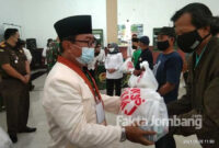 Penyerahan paket sembako dari FKMJ ke perwakilan warga penerima manfaat di aula Kodim 0814 Jombang.