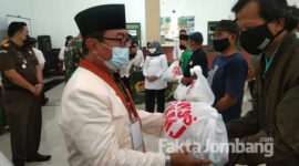 Penyerahan paket sembako dari FKMJ ke perwakilan warga penerima manfaat di aula Kodim 0814 Jombang.