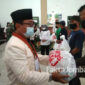 Penyerahan paket sembako dari FKMJ ke perwakilan warga penerima manfaat di aula Kodim 0814 Jombang.