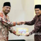 Gus Fat saat menyerahkan bantuan secara simbolis ke pengasuh panti Al-Hasan, Miftakhul Hinan.
