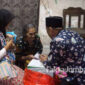 Kades Sidowarek Kecamatan Ngoro Jombang, Fatchur Rohman (Gus Fat) saat menyerahkan bantuan ke Haikal, bayi 3 bulan penderita hidrosefalus di Desa Bandung, Kecamatan Diwek, Jombang