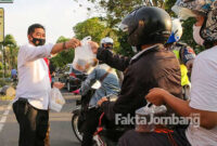 Kasat Resnarkoba Polres Jombang, AKP Moch Mukid, membagikan paket takjil ke pengguna jalan di depan Polres Jombang.
