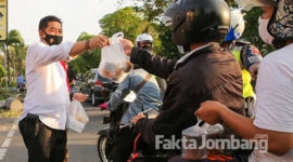 Kasat Resnarkoba Polres Jombang, AKP Moch Mukid, membagikan paket takjil ke pengguna jalan di depan Polres Jombang.