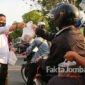 Kasat Resnarkoba Polres Jombang, AKP Moch Mukid, membagikan paket takjil ke pengguna jalan di depan Polres Jombang.