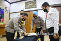 Kapolres Jombang AKBP Agung Setyo Nugroho menandatangi komitmen bersama atau pakta integritas memerangi penyalahgunaan narkoba di lingkup internal, bersama Kasat Resnarkoba Polres Jombang AKP Mochammad Mukid.