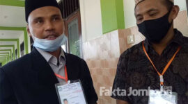 Kepala SDI Makarimul Akhlaq, Blimbing, Kecamatan Gudo, Kabupaten Jombang, Solihkul Arif (kiri) bersama penanggung jawab skrining Covid-19, Lukman Hakim,