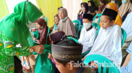 Penasihat PAC WPP Kecamatan Diwek, Jombang, Junita Erma Zakiyah, saat membagikan paket sembako dan uang tunai kepada puluhan anak yatim, hafizah dan duafa.