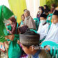 Penasihat PAC WPP Kecamatan Diwek, Jombang, Junita Erma Zakiyah, saat membagikan paket sembako dan uang tunai kepada puluhan anak yatim, hafizah dan duafa.