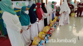 Suasana pembagian paket sembako oleh deIME Jombang ke ratusan ibu-ibu kurang mampu dan anak yatim piatu di masjid MAN 3 Tambakberas Jombang, Kamis (6/5/2021). 