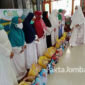 Suasana pembagian paket sembako oleh deIME Jombang ke ratusan ibu-ibu kurang mampu dan anak yatim piatu di masjid MAN 3 Tambakberas Jombang, Kamis (6/5/2021). 