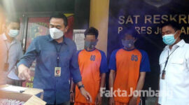Tersangka kasus penjualan serbuk mercon atau petasan, saat diamankan di Polres Jombang, beserta barnag bukti.