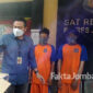 Tersangka kasus penjualan serbuk mercon atau petasan, saat diamankan di Polres Jombang, beserta barnag bukti.