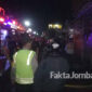 Petugas pemadam tiba di lokasi kejadian, hendak memadamkan api yang membakar dapur dan kandang ayam di Desa Sentul, Kecamatan Tembelang, Jombang