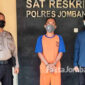 Tersangka saat diamankan di Polres Jombang.