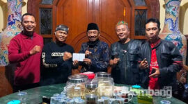 Fatchur Rohman (Gus Fat) menyerahkan dana santunan anak yatim piatu ke POJ, pihak penyelenggara kegiatan santunan di Desa Sumberagung, Kecamatan Perak, Kabupaten Jombang