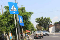 Rambu zebra cross terpasang ganda dan berdampingan di depan SDN 1 Diwek, Kabupaten Jombang.
