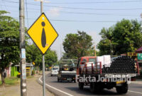 Kondisi rambu hati-hati terbalik, di depan kantor Kecamatan Diwek, Jombang. Di balik rambu ini, tercantum APBD 2020.