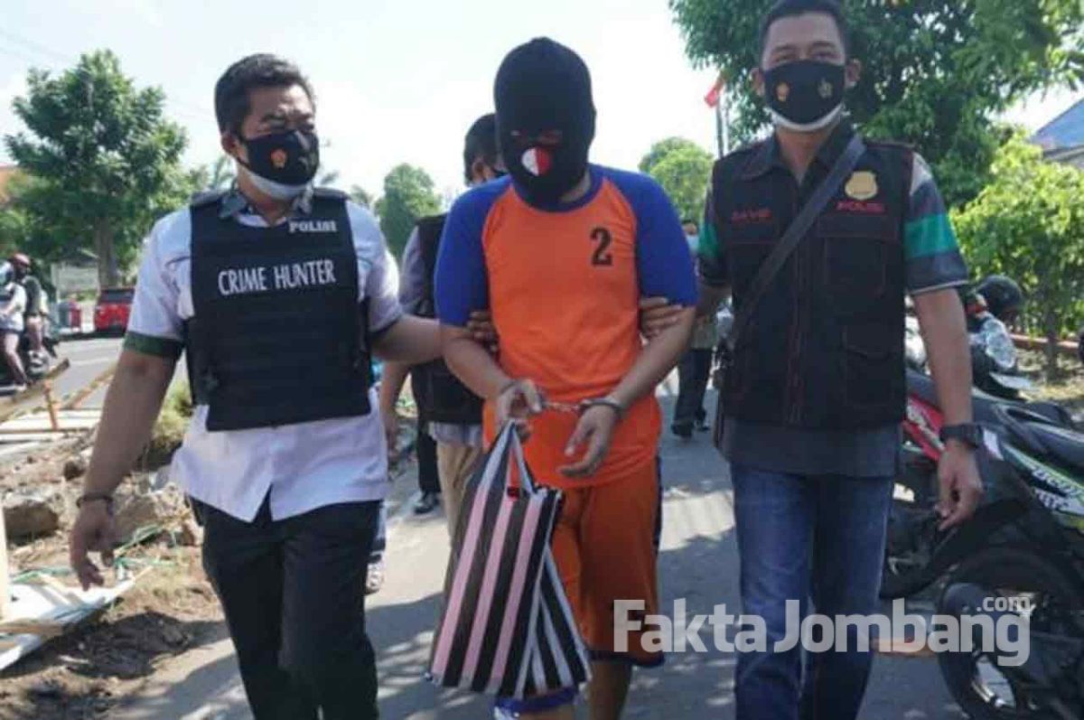 Tersangka AR saat digelandang polisi ke Polres Jombang, (27/5/2021).