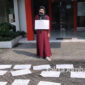 Fitria Cahyarani (40) warga Desa Bulurejo, Kecamatan Diwek, Kabupaten Jombang, menggelar demo tunggal di pelataran Kantor Cabang (Kancab) AJB Bumiputera Jombang, Senin (24/5/2021).