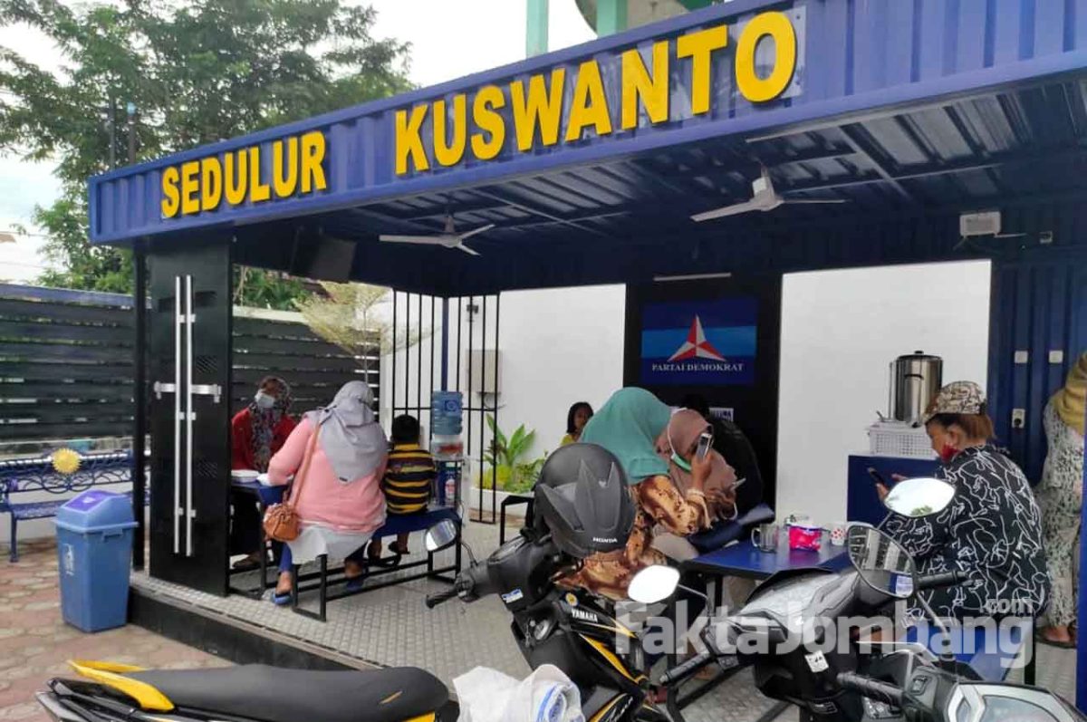 Sarapan gratis di Omah Sambong, posko Sedulur Kuswanto di Sambongdukuh, Kecamatan/ Kabupaten Jombang.