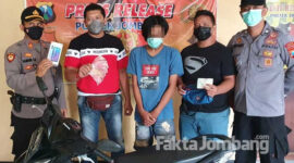 Tersangka dan barang bukti saat diamankan di Polsek Jombang Kota.