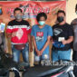 Tersangka dan barang bukti saat diamankan di Polsek Jombang Kota.