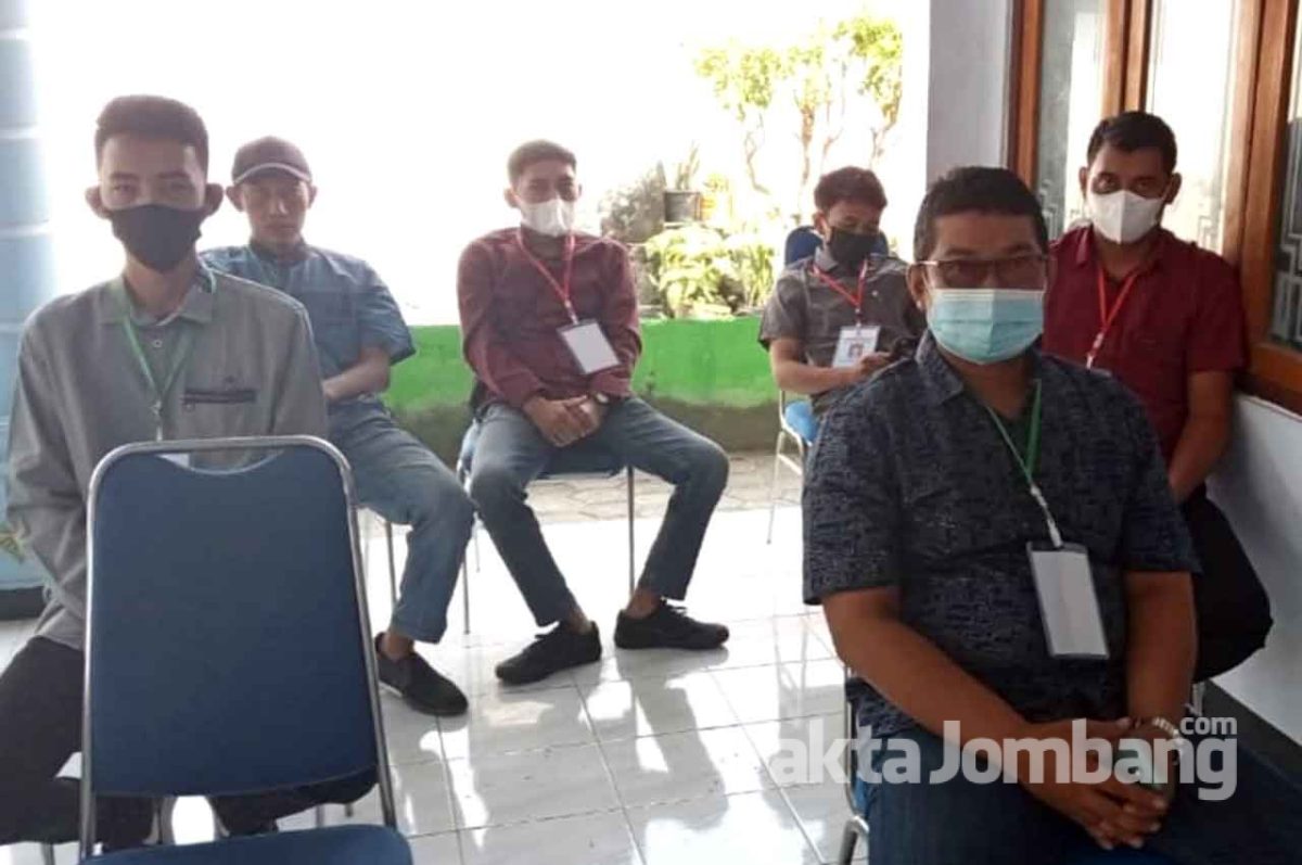 Ketujuh calon perangkat desa hendak menjalani tes wawancara di balai desa Sumberagung, Kecamatan Megaluh, Kabupaten Jombang, Rabu (26/5/2021).
