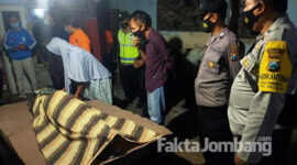 Jenazah korban diserahkan petugas ke pihak keluarga di rumah duka untuk dimakamkan.