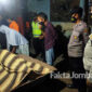 Jenazah korban diserahkan petugas ke pihak keluarga di rumah duka untuk dimakamkan.