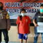 Terlapor kasus penipuan dan/atau penggelepan saat diamankan di Polsek Jogoroto, Jombang, beserta barang buktinya.